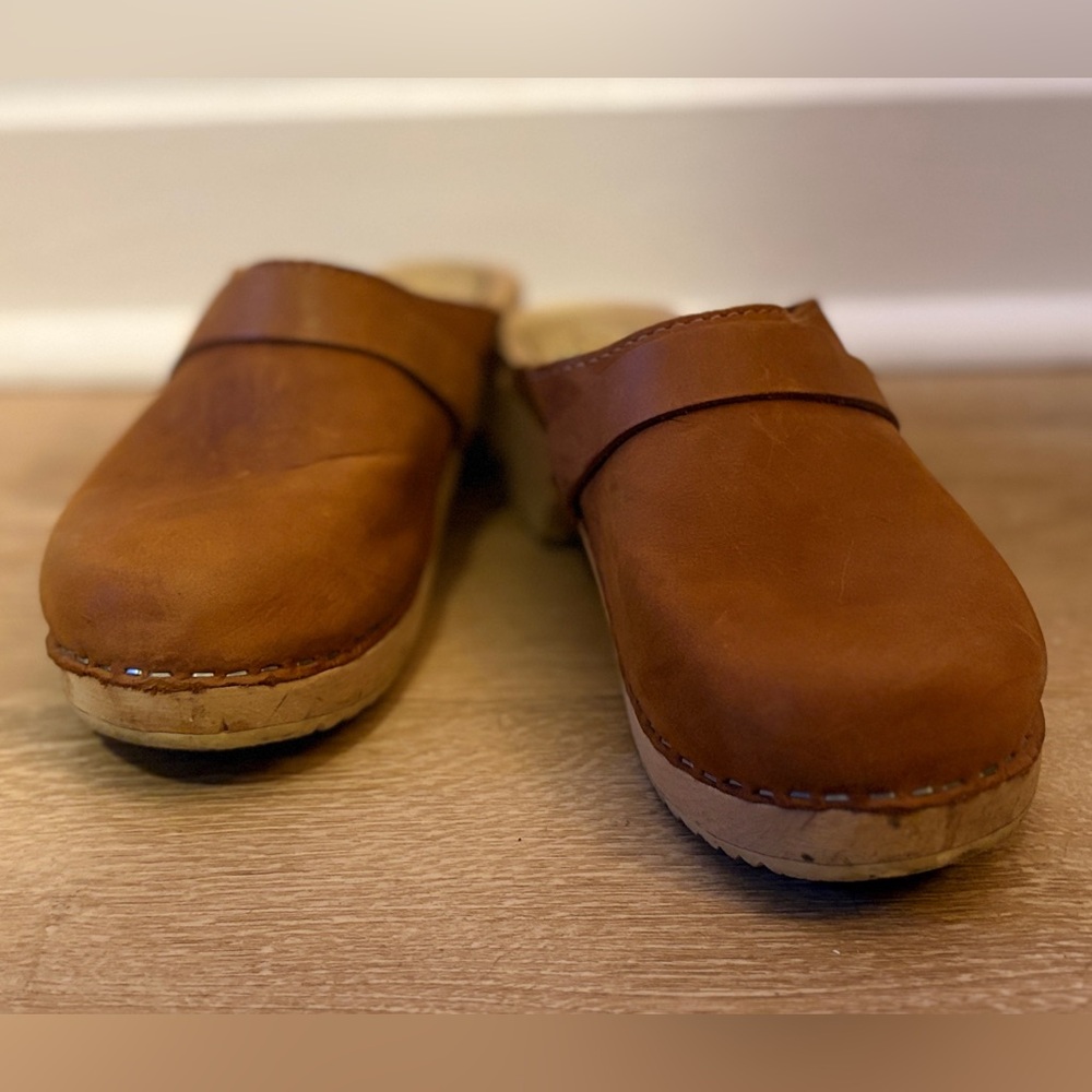 Lotta Classic Brown Clogs in Oiled Nubuck Leather